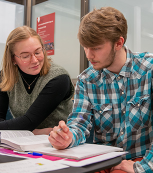 to studenter studerer sammen og skriver