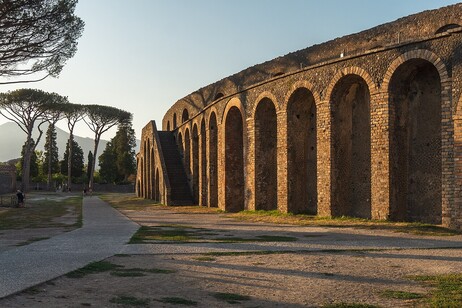 Fachada do anfiteatro de Pompeia