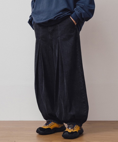 ANGLAN（アングラン）の「AG-Unbalance Long Tuck Denim Balloon Pants/アングラン アンバランスロングタックデニムバルーンパンツ（デニムパンツ・メンズ・ブラック/インディゴブルー・FREE）」の2枚目の写真