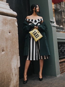 「kate spade new york（ケイトスペード ニューヨーク）のアイテム（クラッチバッグ、イエロー系）」を使った、Maryam Ishtiaq-Shahさん（レディース・168cm）の冬コーディネート