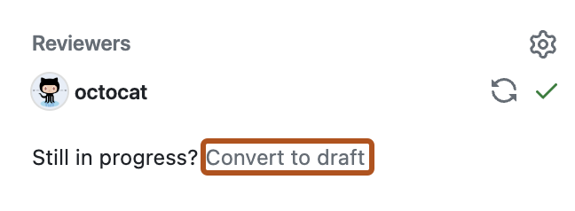 Captura de pantalla de la sección "Revisores" de la barra lateral derecha de un pull request. El vínculo "Convertir a borrador" está resaltado en naranja oscuro.