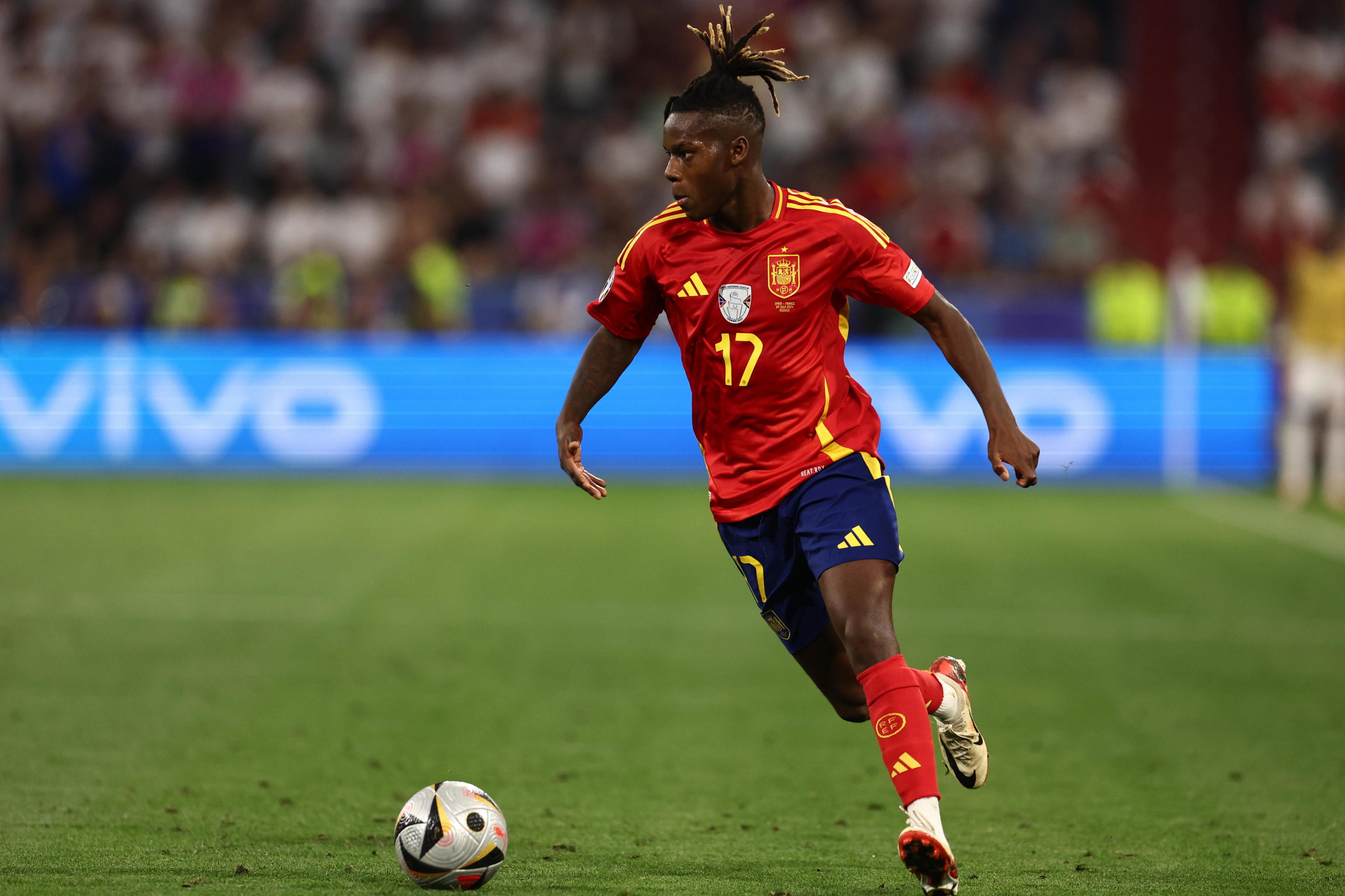 Nico Williams conduce un bal�n durante un partido de la Eurocopa
