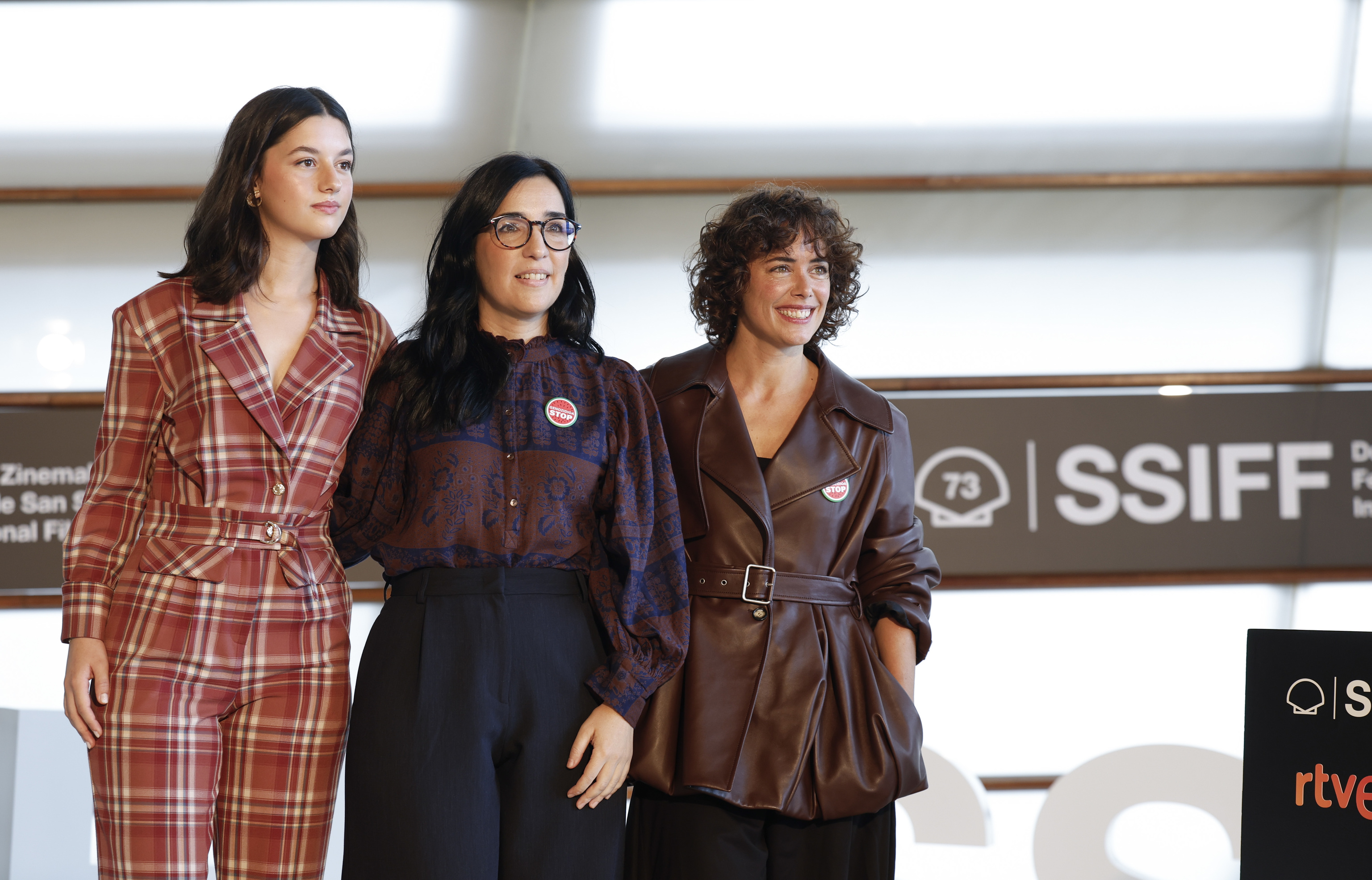 La realizadora Alauda Ruiz de Az�a (c), posando junto a las actrices Patricia L�pez Arnaiz (d) y Blanca Soroa (i), en el Festival de San Sebasti�n.