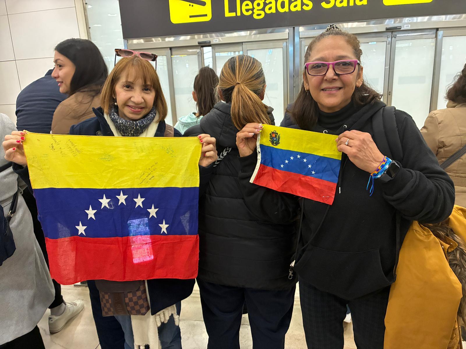Ilse Quijada y Yoli Su�rez, amigas de Roc�o San Miguel, esperan su llegada en el aeropuerto de Barajas.