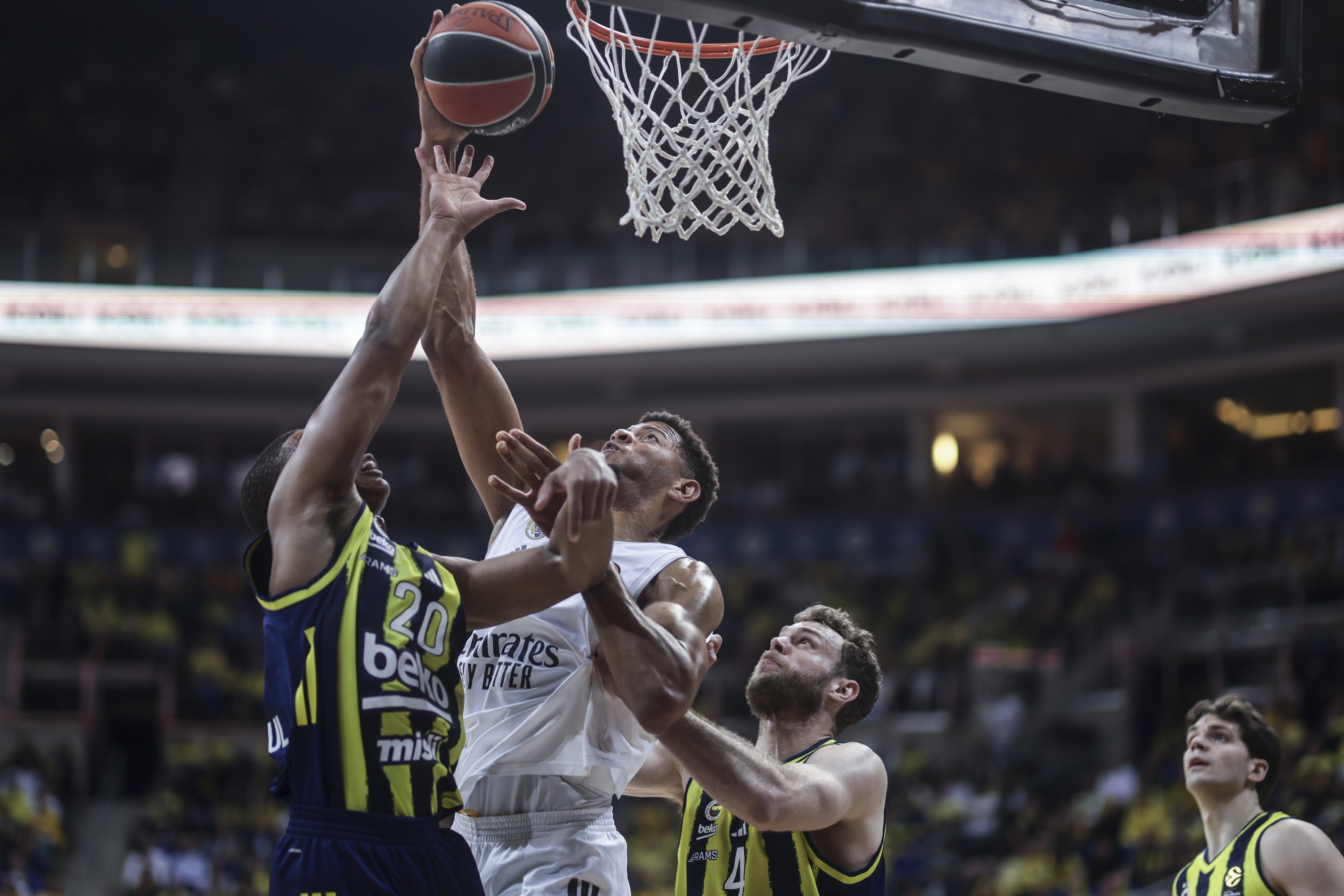 Tavares lucha por el rebote con dos rivales del Fenerbah�e.