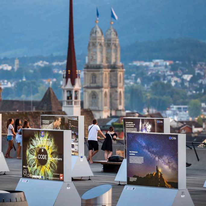 Foto des Open Your Eyes Fotofestivals 2023, Ausstellung auf der ETH Polyterasse