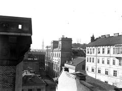 Magyarország, Budapest VIII.,Budapest V., Trefort-kert, kilátás a Budapesti Tudományegyetem Fizikai Intézetének épületéből (később az ELTE / Eötvös Loránd Tudományegyetem Bölcsészettudományi Kar D épülete) a Múzeum körút felé, távolabb a Belvárosi Ferences templom tornya. Szemben a Nemzeti Színház tornyos épülete, jobbra a Pannónia szálló hátsó homlokzata (később az egyetem épülete). A felvétel 1900 előtt készült., 1900, SZTFH Földtani Szolgálatának gyűjteménye, Eötvös Loránd, látkép, középület, Budapest, Fortepan #303306