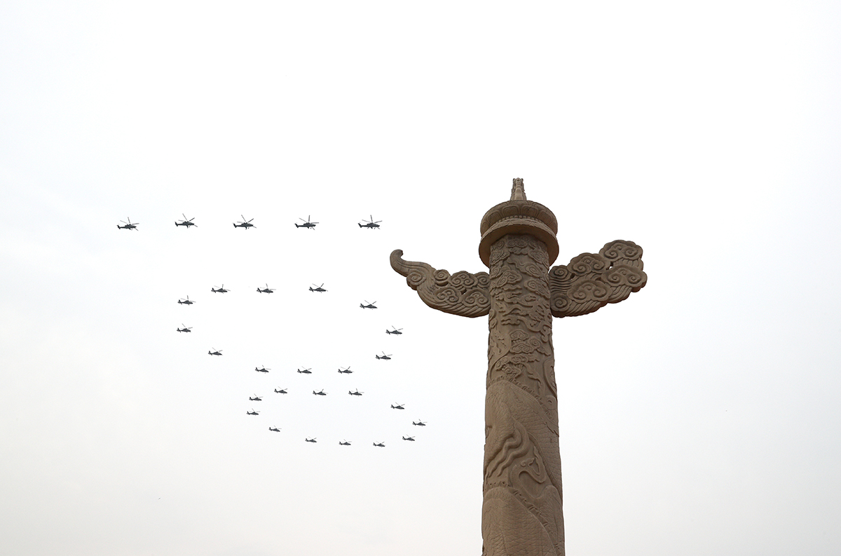 Des avions militaires survolent la place Tian'anmen en échelons pour marquer le centenaire du PCC