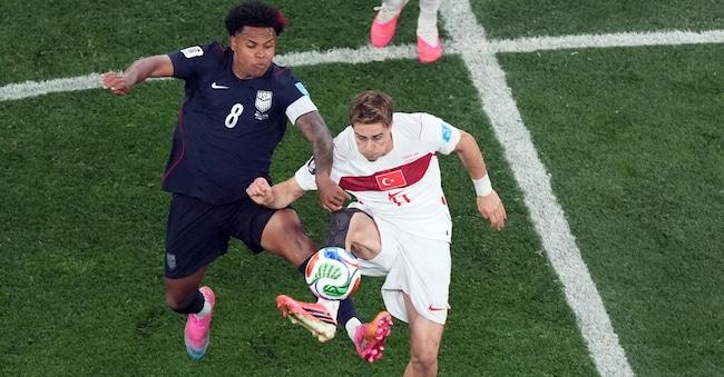  L'americano Weston McKennie (a sinistra) lotta per il pallone contro il turco Kenan Yildiz durante il secondo tempo della partita della fase a gironi della Coppa del Mondo FIFA 2026 a Los Angeles, Stati Uniti.  EPA/SCOTT STRAZZANTE