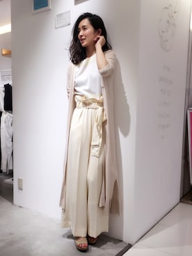 「SNIDEL（スナイデル）のフリルベルト付きパンツ（その他パンツ、ベージュ系）」を使った、shizuka ishiguroさん（レディース・162cm）の春コーディネート