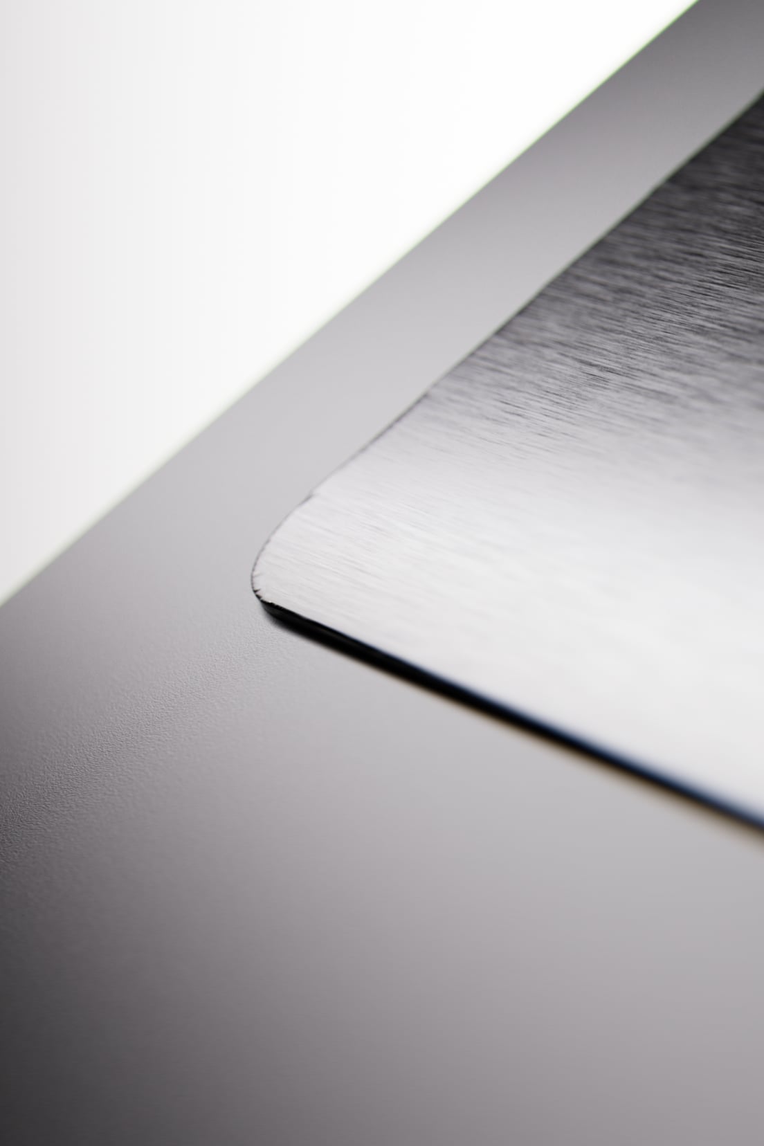 en-US Aluminum Chassis Mobile Platinum poster