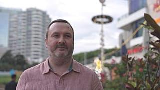 Conheça um professor britânico que está a criar uma comunidade e um equilíbrio em Shenzhen
