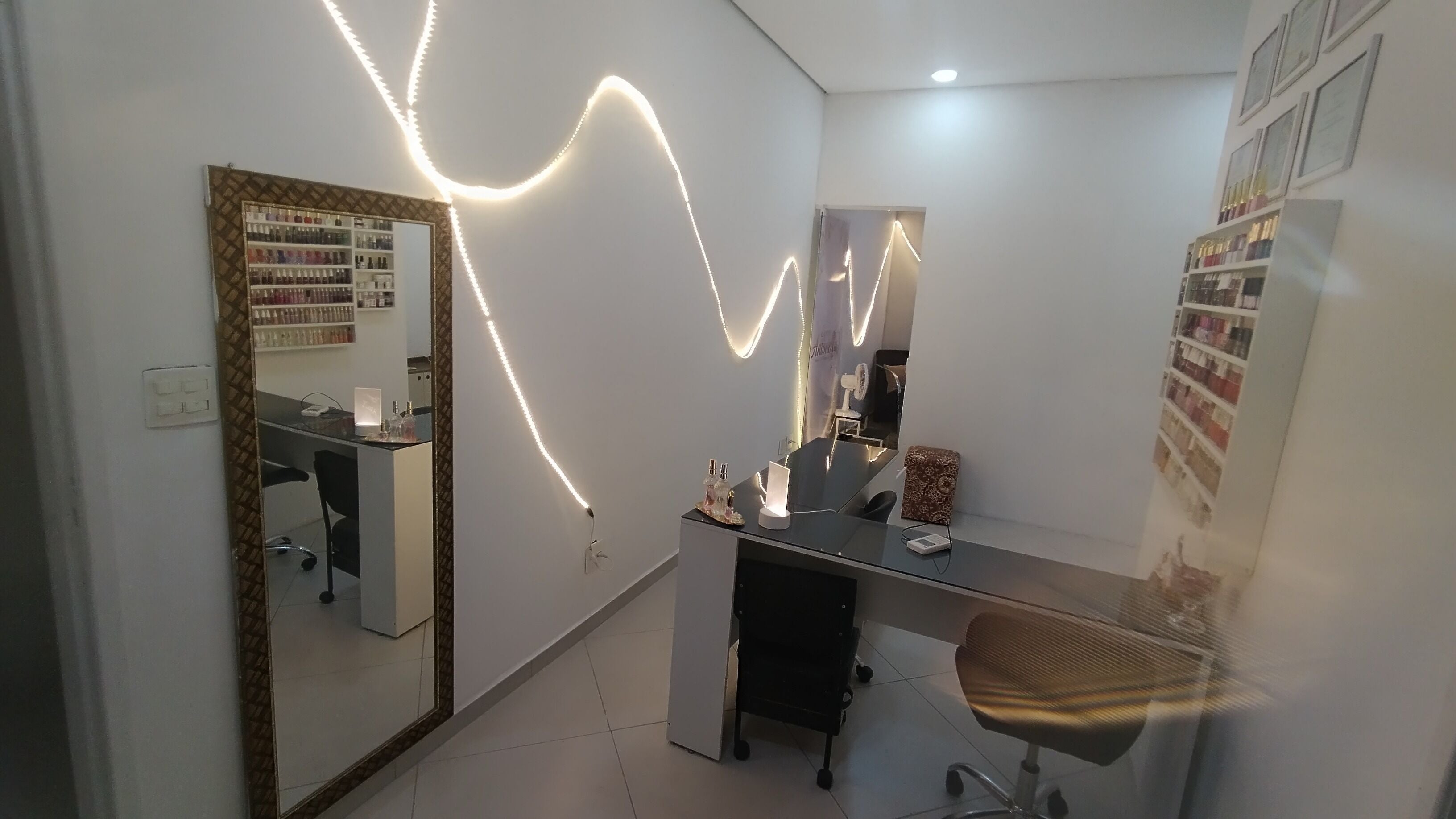 Espaço Antonella em São Paulo, SP, BR: ambiente de beleza moderno com iluminação decorativa e área de manicure.