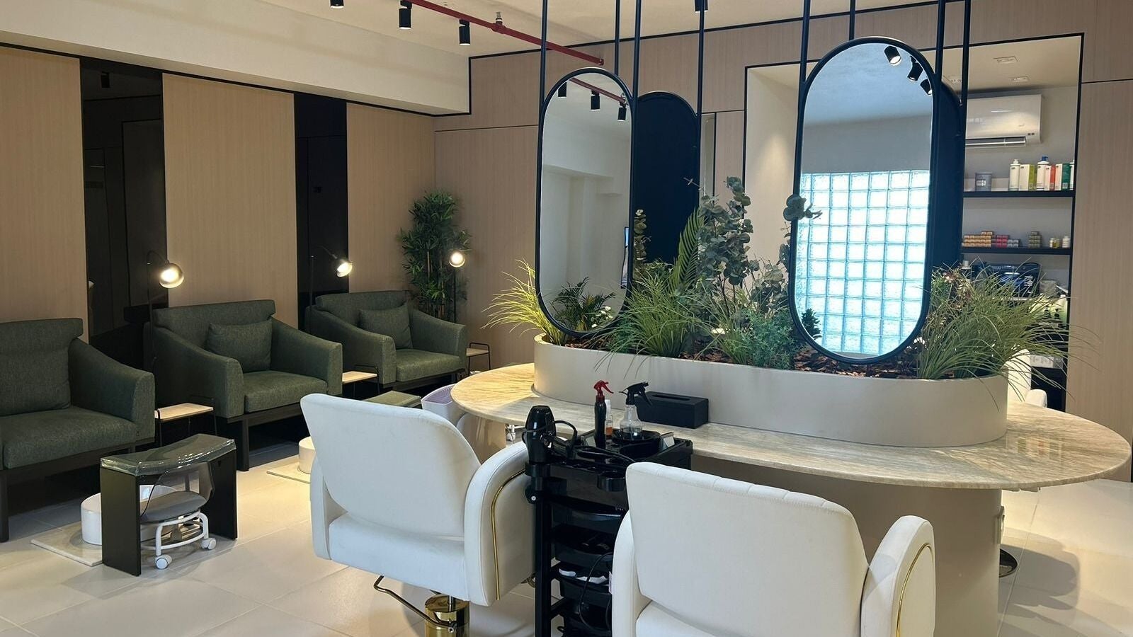 قاعة انتظار فاخرة في صالون Sage Salon، الدمام، المنطقة الشرقية، السعودية، تعرض كراسي مريحة ومرايا أنيقة.