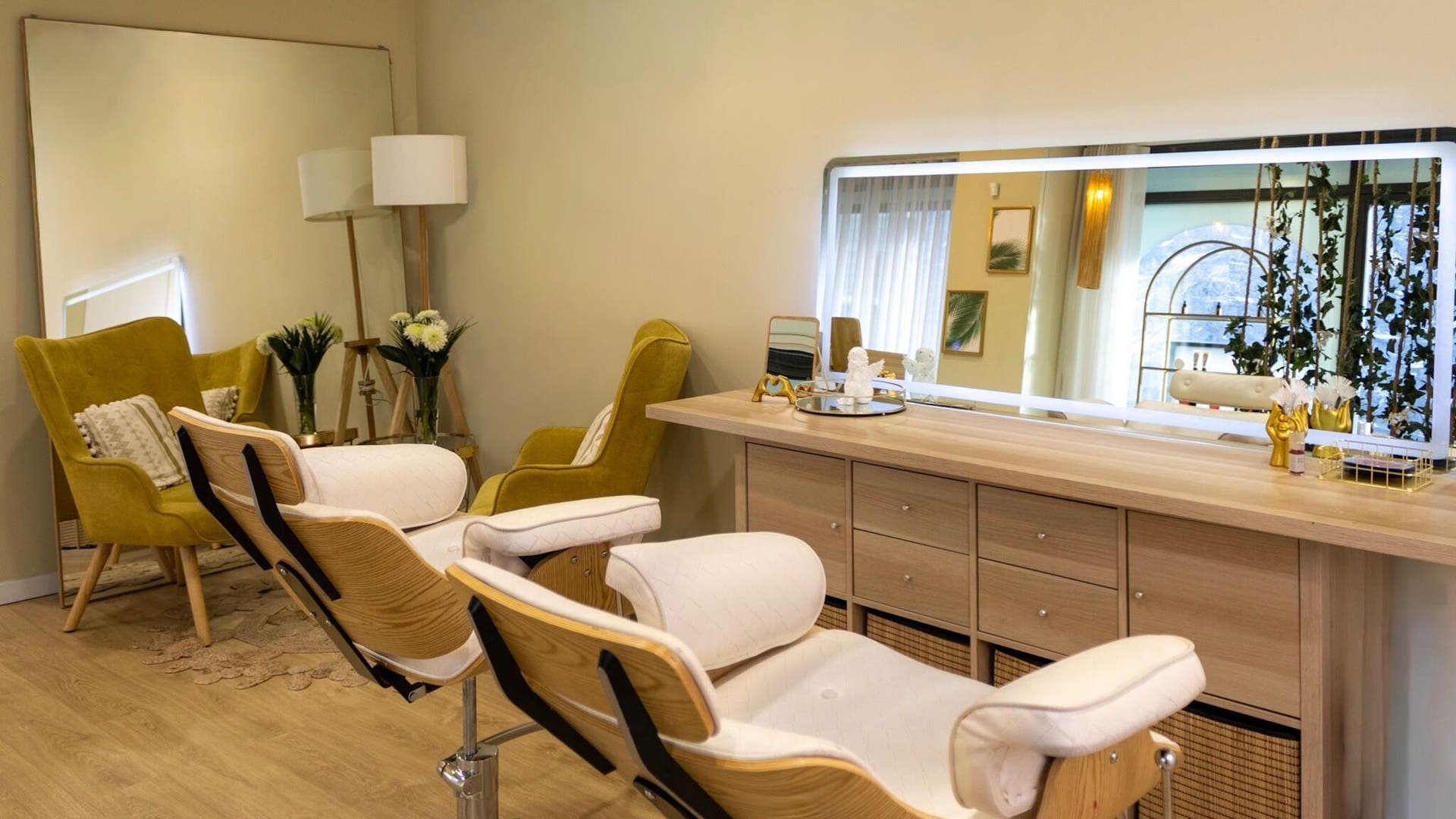 Interior moderno da Estética Isa Dias em Porto, Porto, PT, com cadeiras de design e espelho iluminado.