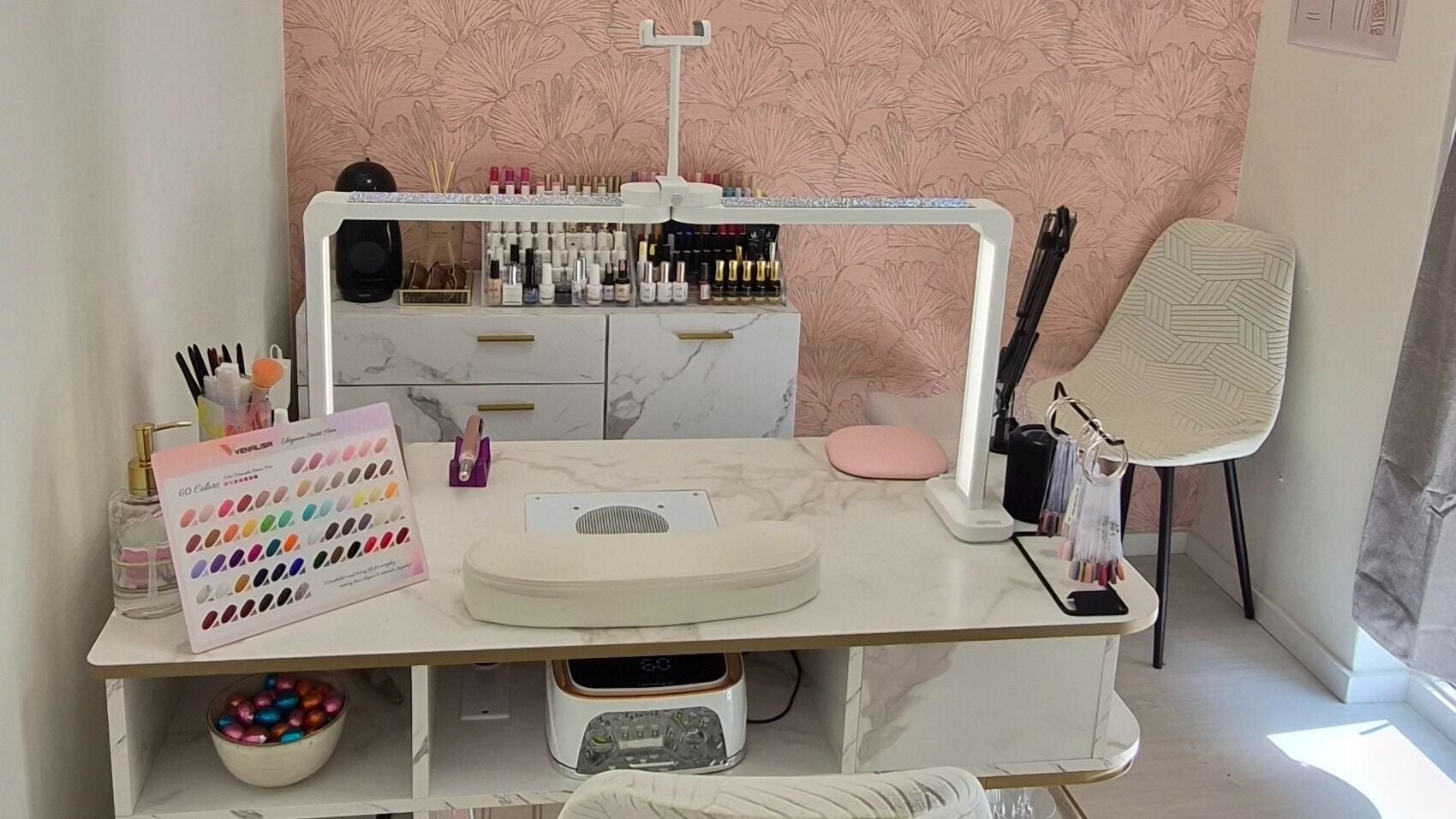 Elegant nail station at Bee Nails, Den Haag, Zuid-holland, NL, showcasing various polish colors and tools.