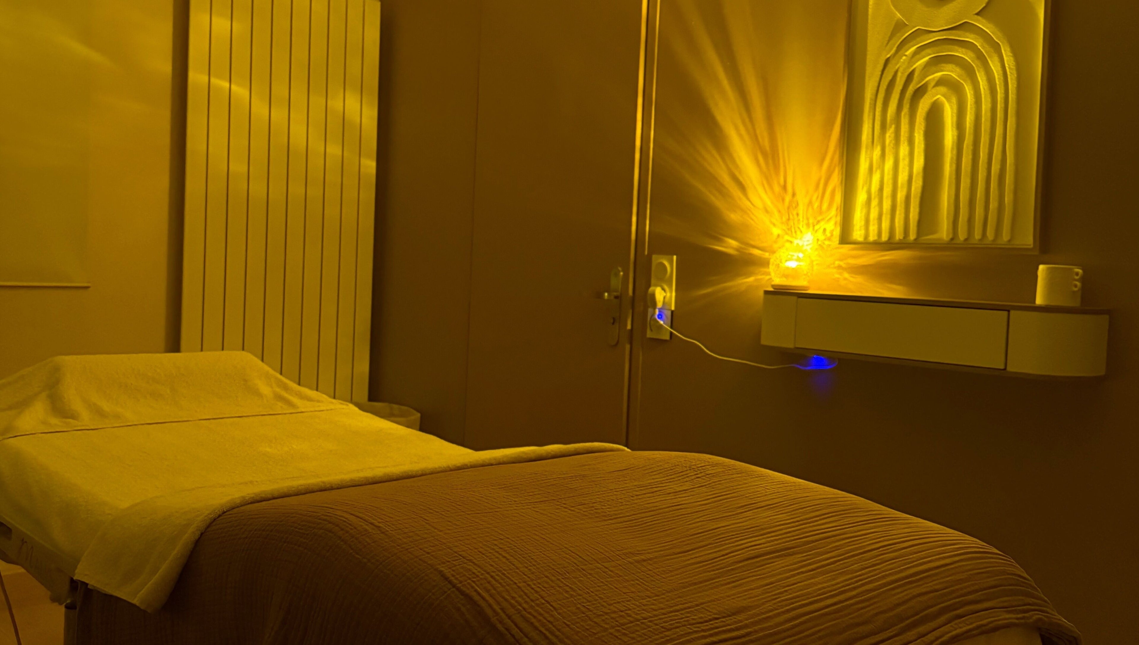 Salle de massage chaleureuse chez Oserenité, Aubrives, Grand Est, FR, pour une détente optimale.