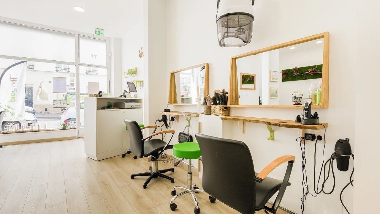 Intérieur moderne de Biocoiff Daumesnil à Paris, Île-de-France, FR avec mobilier élégant et équipements coiffure.