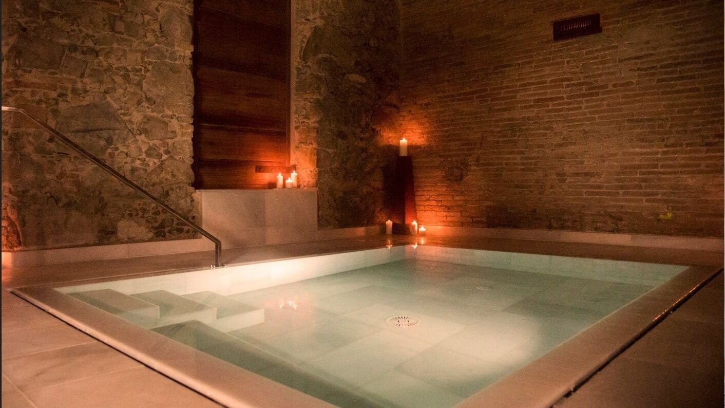 Piscina iluminada con velas en Tala Spa Relax, Alella, Catalunya, ES.