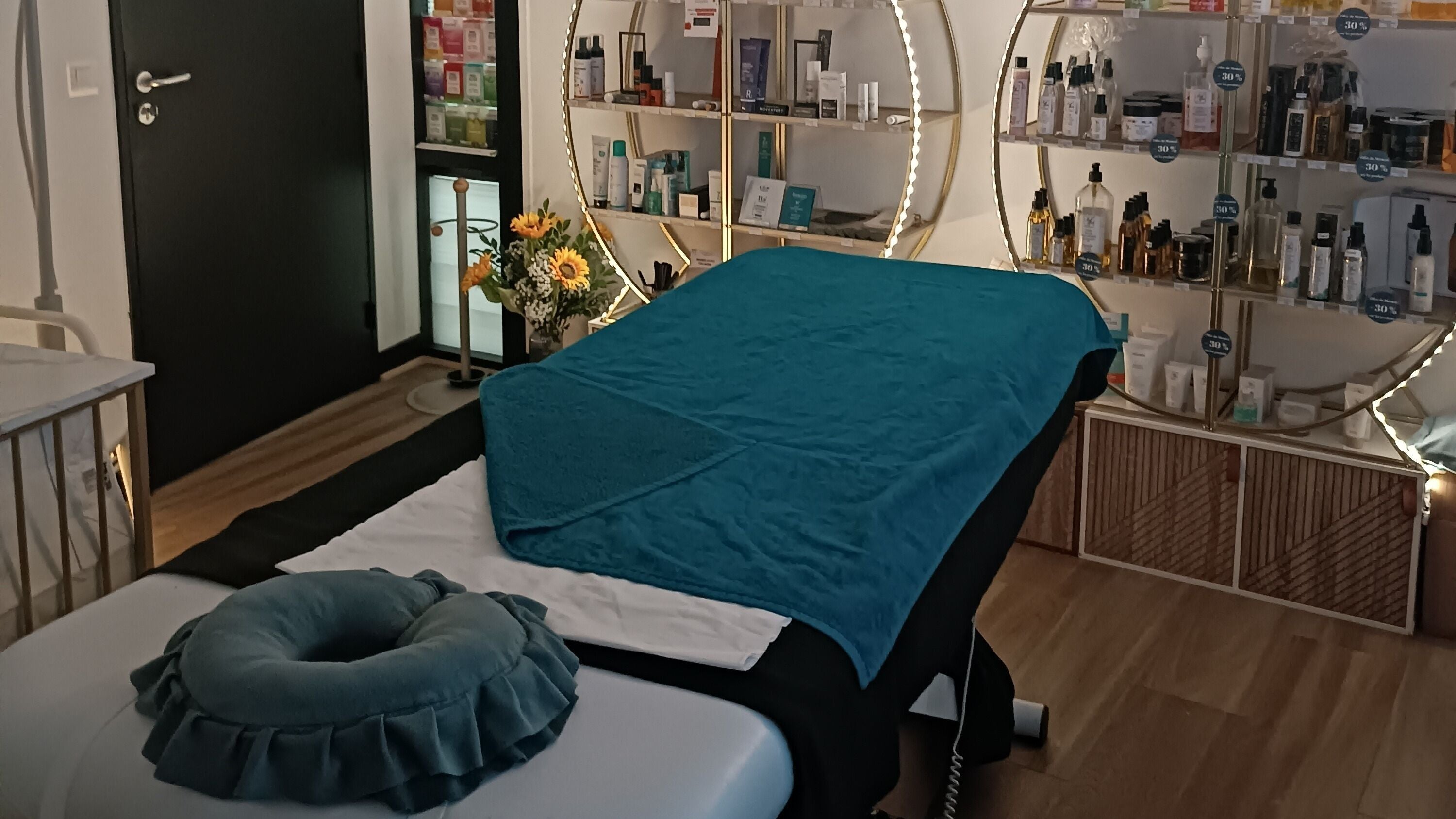 Table de soins élégante chez R De Beauté, Paris, Île-de-France, FR avec produits bien-être en arrière-plan.