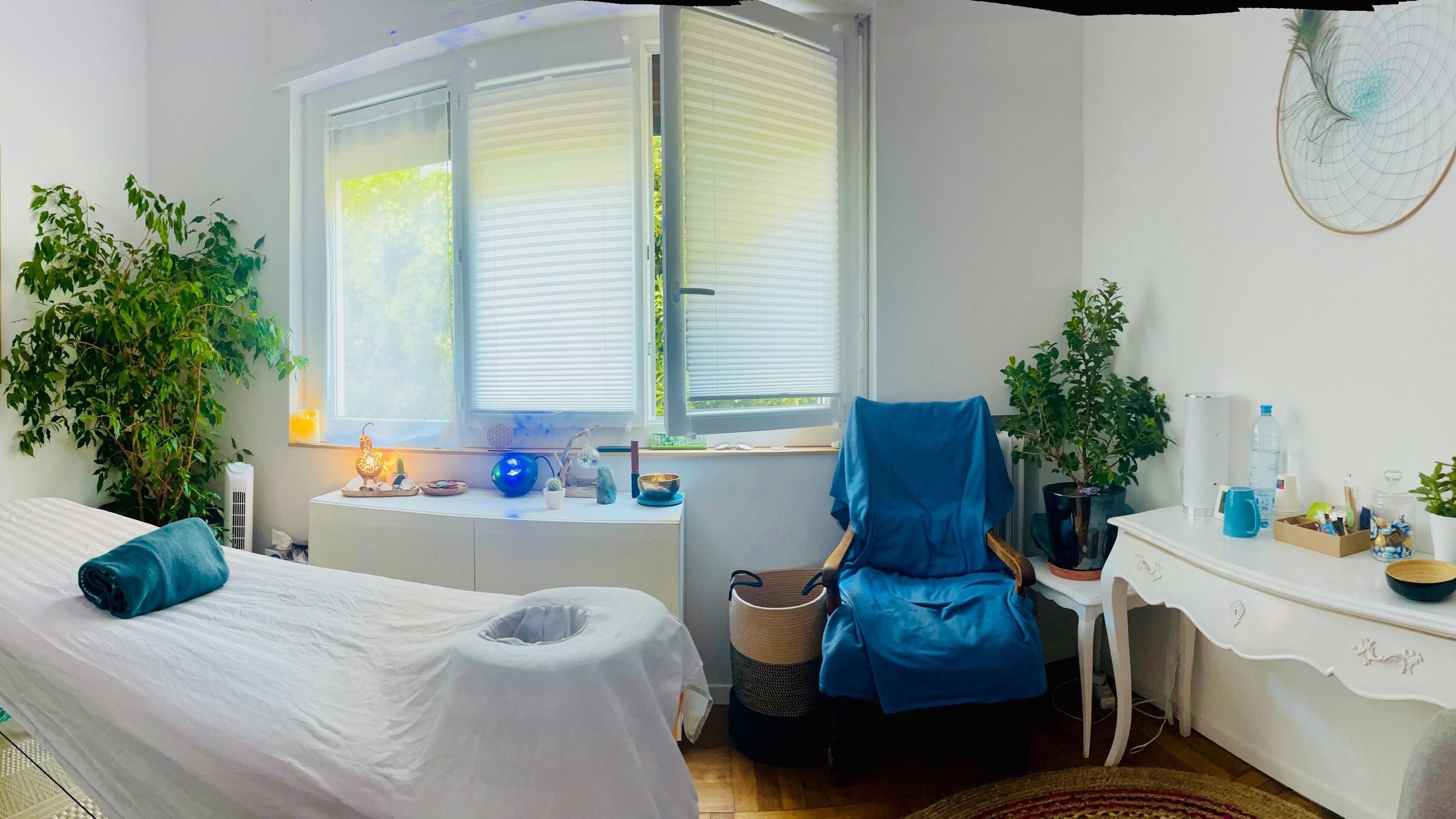 Salle de soins relaxante chez Dhelaroma à Nice, Provence-alpes-côte D'azur, FR, avec table de massage.