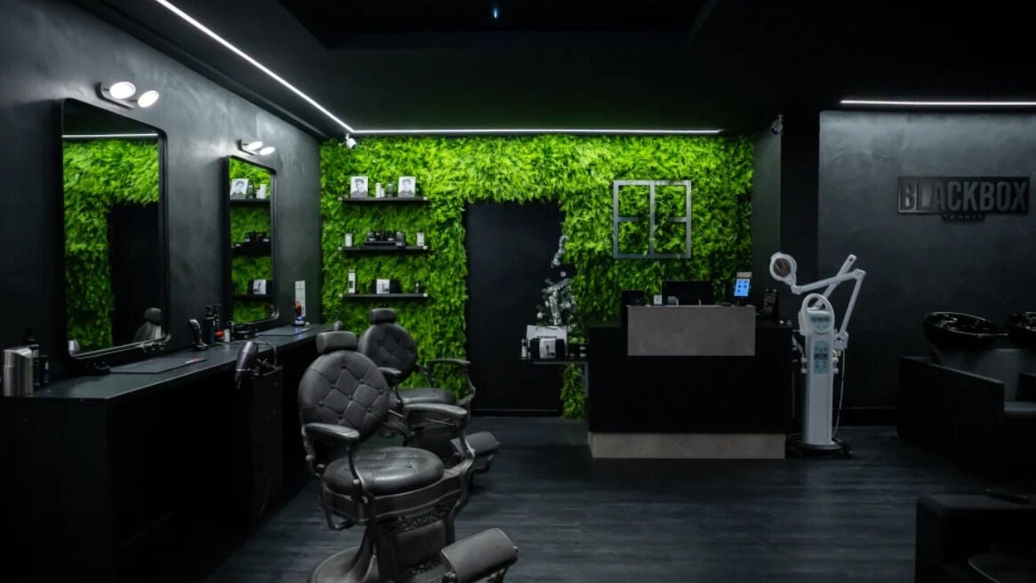 Intérieur moderne du salon BLACKBOX Cannes à Cannes, Provence-alpes-côte D'azur, FR avec murs verts luxuriants.