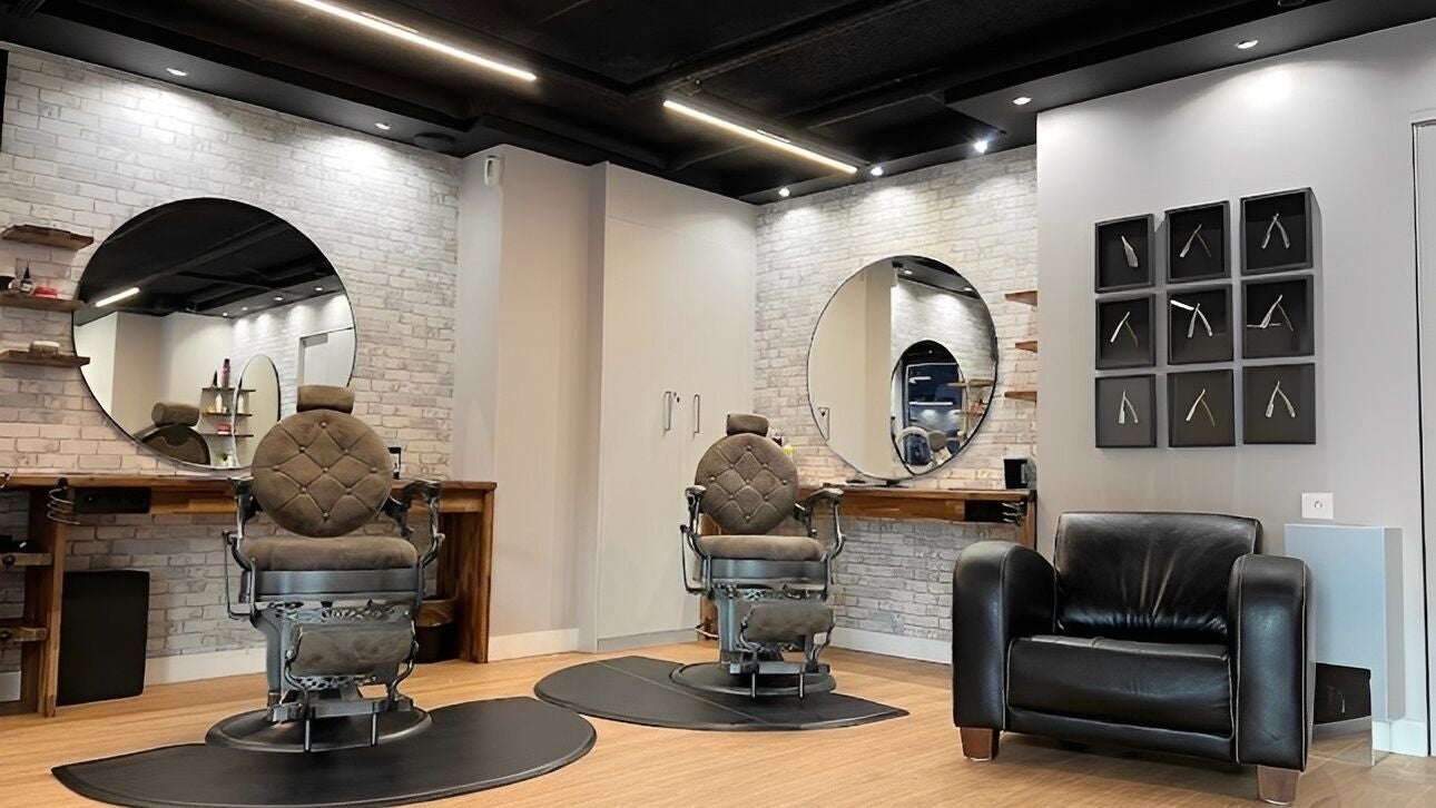 Intérieur moderne de FRENCH BARBER Rueil-Malmaison, Rueil-malmaison, Île-de-france, FR avec fauteuils et miroirs.
