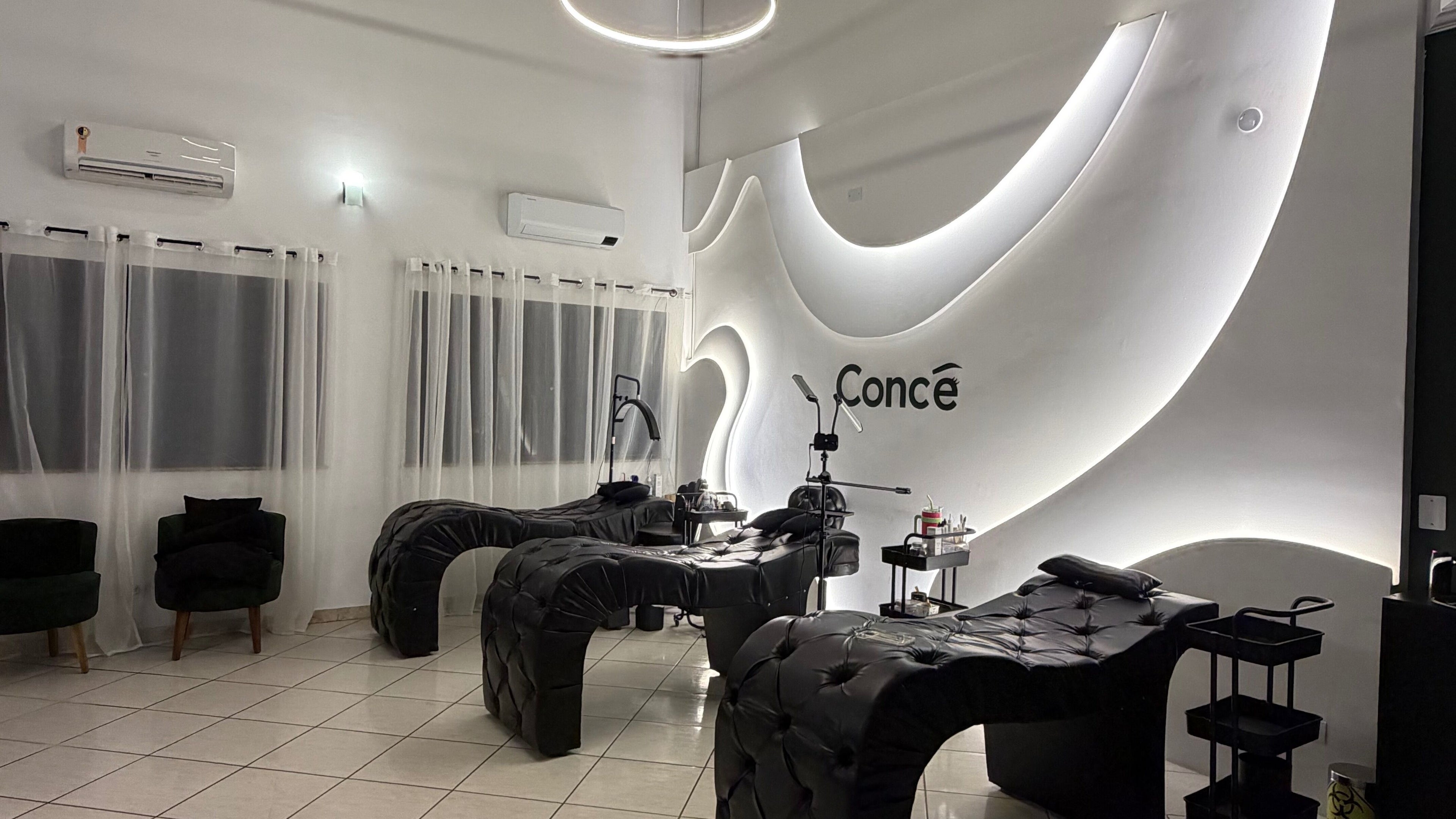 Interior moderno do Camilly Concê em São Paulo, São Paulo, BR, com camas de estética e iluminação sofisticada.