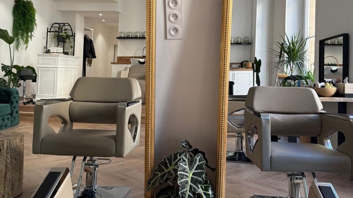 Salon moderne de La Maison d’Elisa à Nice, Provence-alpes-côte D'azur, FR, avec fauteuils stylés et plantes.