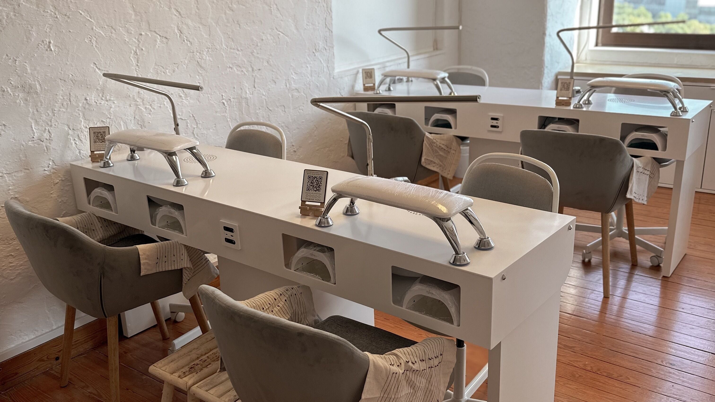 Interior moderno da AM ART em Lisboa, Lisboa, PT, com mesas de manicure sofisticadas.