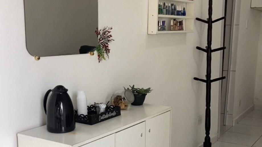 Detalhes do OURO & MAR studio em São Paulo, BR com decoração minimalista e cafeteira elegante.
