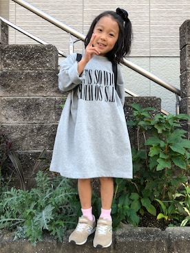 「LOWRYS FARM（ローリーズファーム）のＵＳＡプリントＢＩＧワンピース　 982922（ワンピース、グレー系）」を使った、kotorihiさん（キッズ・130cm）の秋コーディネート
