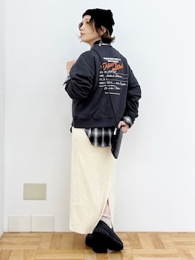 「Right-on（ライトオン）の【HONEYSUCKLE ROSE】前後異デザイン グラフィック クルーネックプルオーバースウェット (グラフィックデザイン/トレンド丈感/綿100%スウェット)（スウェット、グレー系）」を使った、まーちゃん（m@）さん（レディース・155cm）の秋コーディネート
