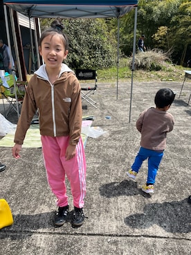 「アイテム（ナイロンジャケット）」を使った、miperoさん（キッズ・135cm）の春コーディネート