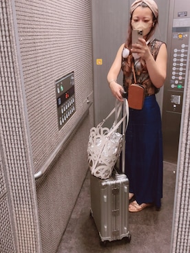 「アイテム（パスポートケース）」を使った、AKIRAさん（レディース・164cm）の夏コーディネート