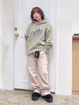 「X-girl（エックスガール）のOVAL LOGO FAUX LEATHER COIN AND CARD CASE（カードケース）」を使った、河原光希さん（レディース・144cm）の冬コーディネート