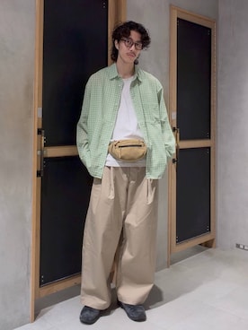 「アイテム（チノパンツ）」を使った、三浦 慎平さん（メンズ・185cm）の春コーディネート