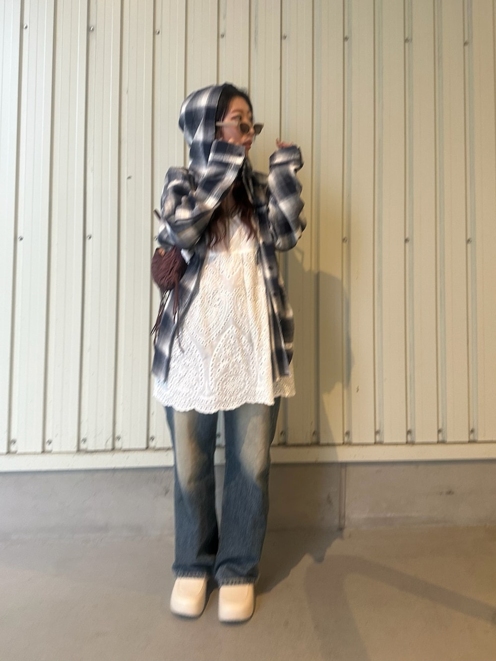 ブルー系のシャツ/ブラウス、ブルー系のデニムパンツ、ベージュ系のシューズを着用したレディースの春コーディネートの3枚目の写真