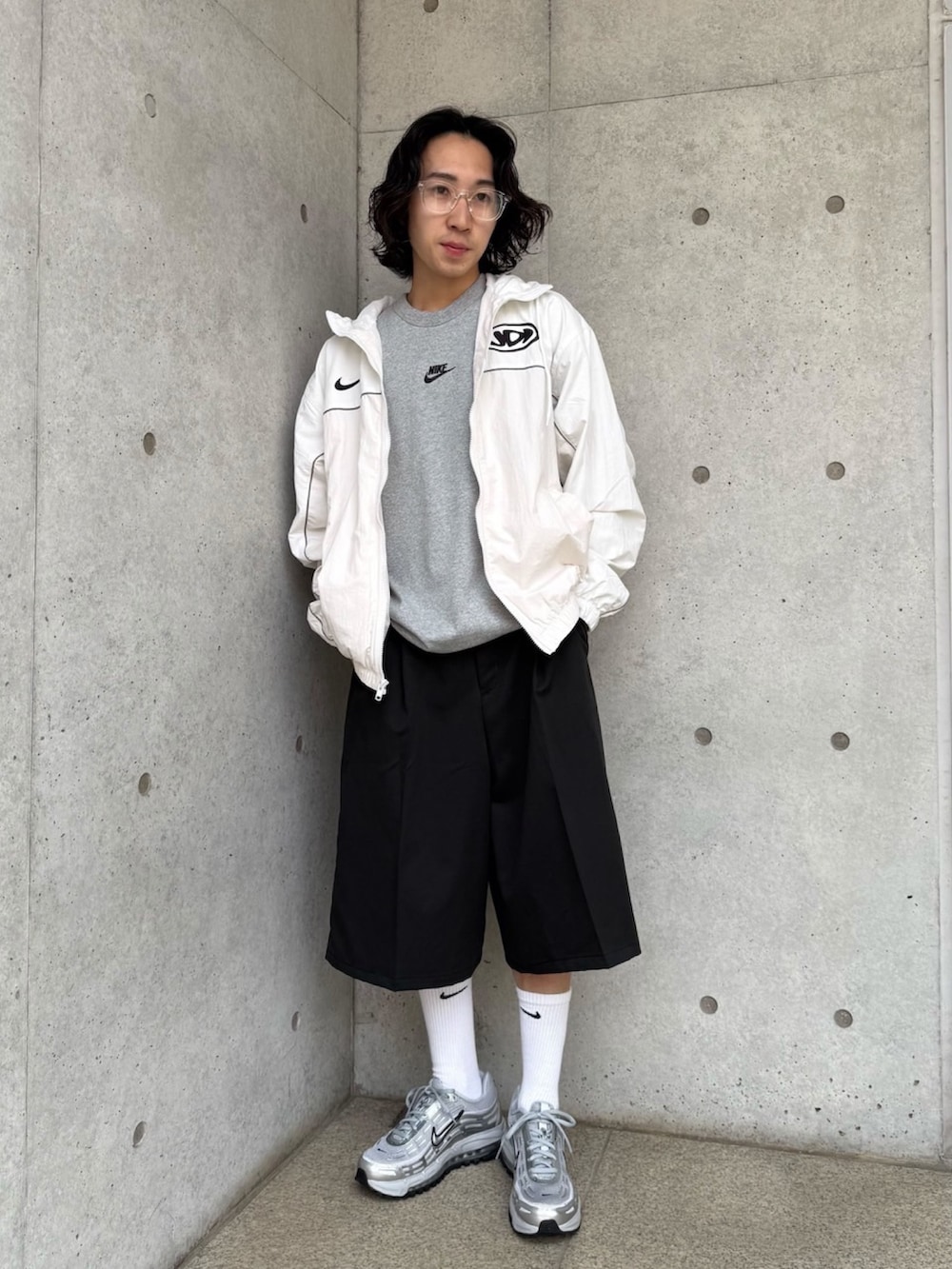 グレー系のTシャツ/カットソー、シルバー系のスニーカー、ホワイト系のその他アウターを着用したメンズの秋コーディネートの5枚目の写真