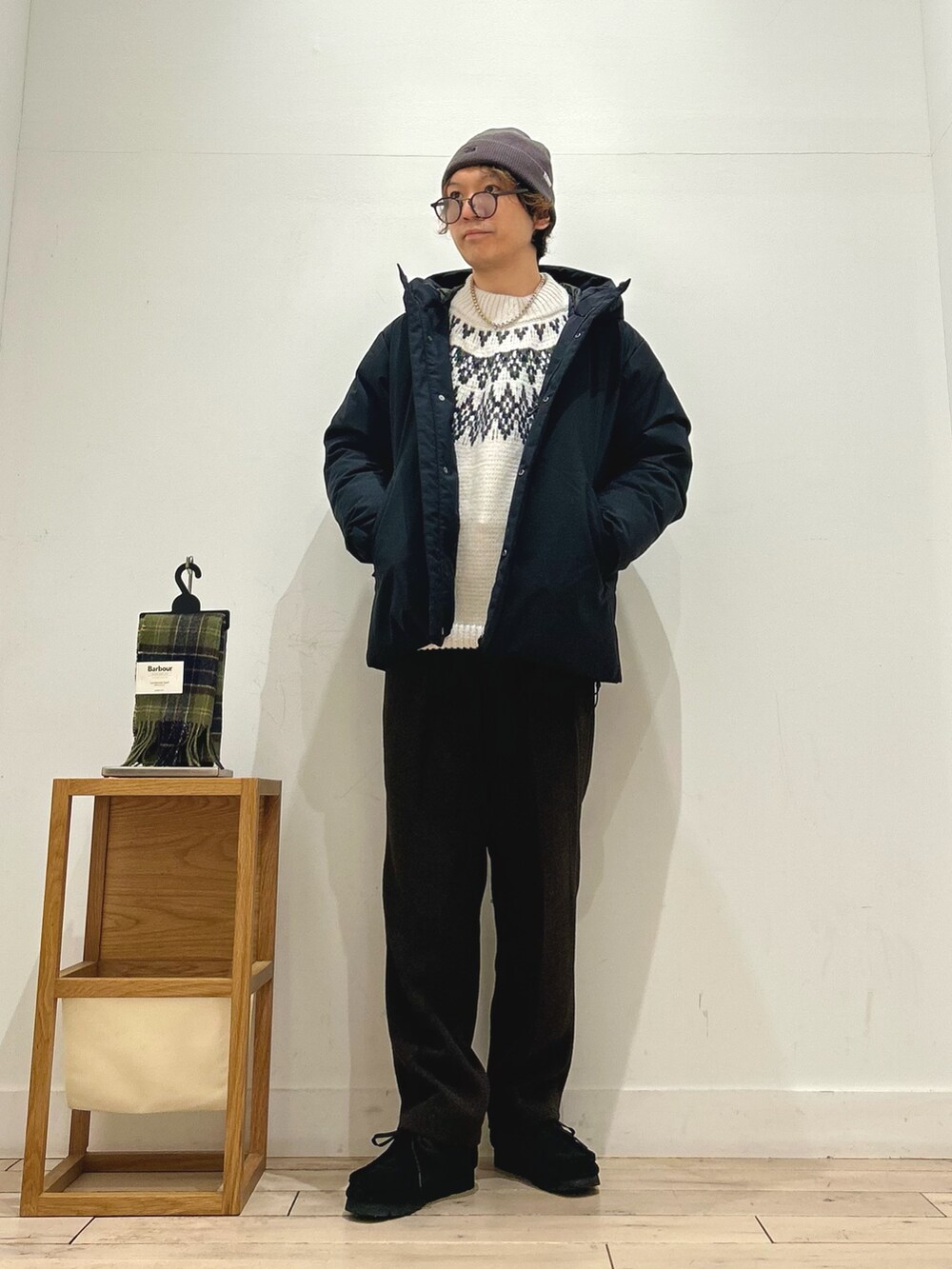 ホワイト系のニット/セーター、ブラック系のダウンジャケット/コート、ホワイト系のTシャツ/カットソーを着用したメンズの秋コーディネートの2枚目の写真
