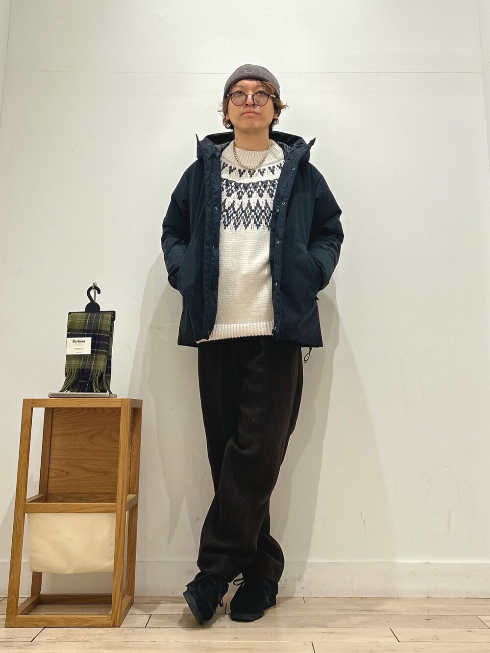 ホワイト系のニット/セーター、ブラック系のダウンジャケット/コート、ホワイト系のTシャツ/カットソーを着用したメンズの秋コーディネートの5枚目の写真