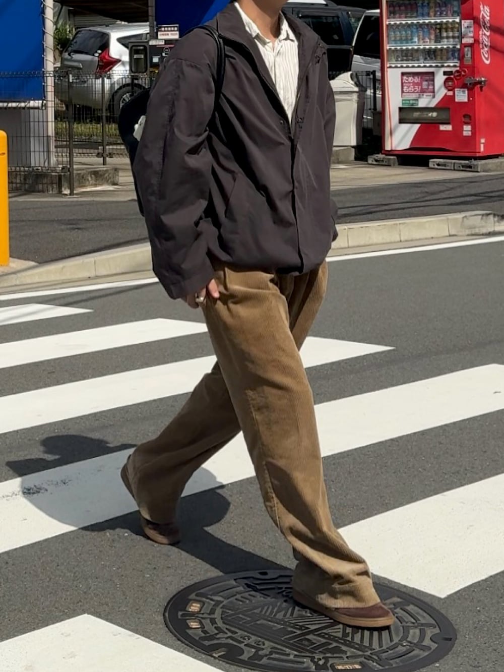ベージュ系のその他パンツ、グレー系のブルゾン、ブラウン系のスニーカーを着用したメンズの秋コーディネートの2枚目の写真
