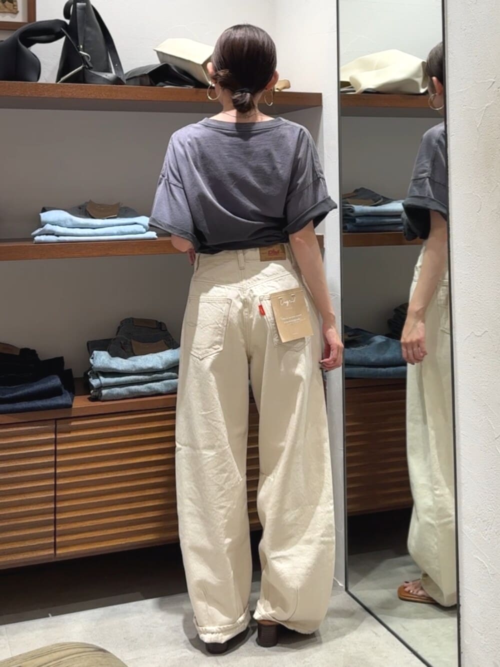 ホワイト系のデニムパンツ、グレー系のTシャツ/カットソー、その他のサンダルを着用したレディースの春コーディネートの3枚目の写真