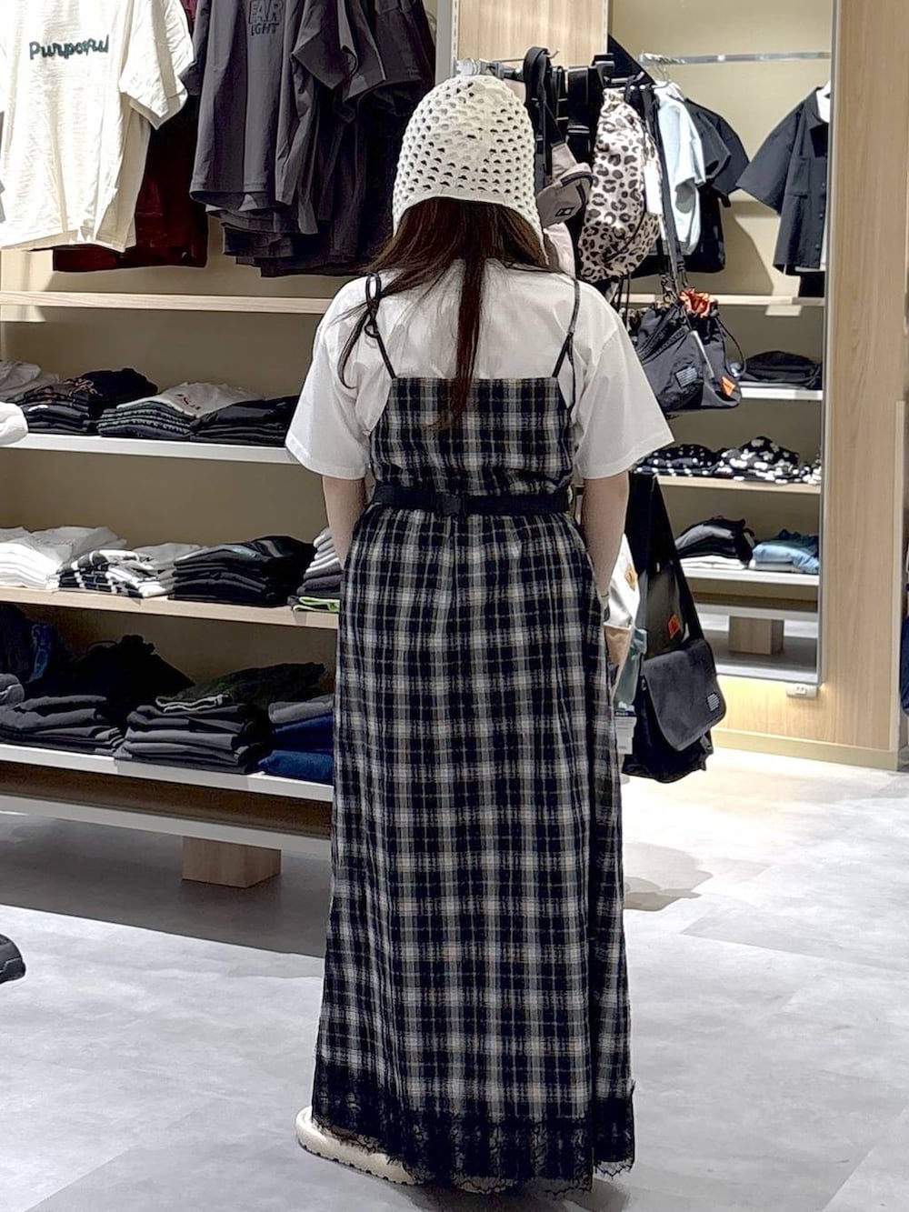 ホワイト系のTシャツ/カットソー、ホワイト系のボディバッグ/ウエストポーチ、ホワイト系のサンダルを着用したレディースの春コーディネートの3枚目の写真