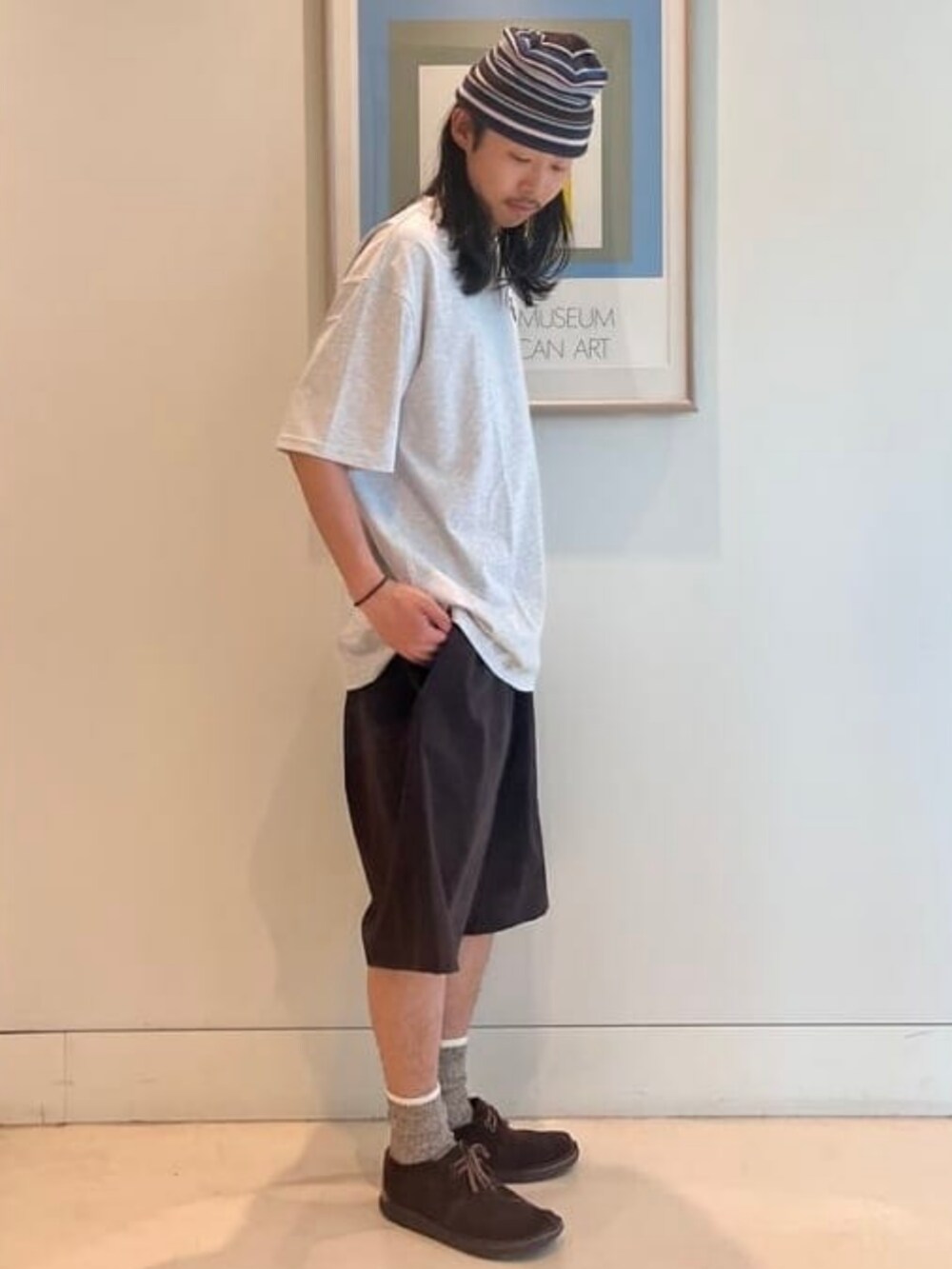 グレー系のTシャツ/カットソー、ブラウン系のその他パンツ、ブラウン系のニットキャップ/ビーニーを着用したメンズの春コーディネートの2枚目の写真