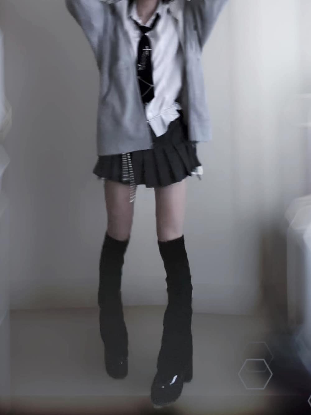 グレー系のジャケット/アウター、グレー系のスカート、ブラック系のアクセサリーを着用したレディースの秋コーディネートの2枚目の写真