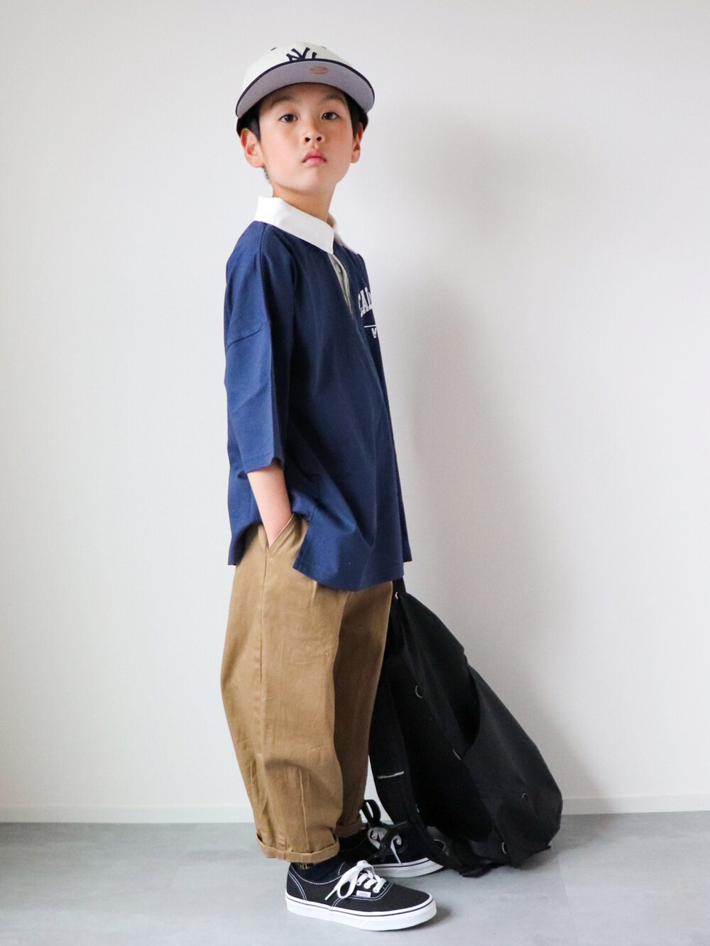 ブルー系のTシャツ/カットソー、ベージュ系のその他パンツ、ブラック系のスニーカーを着用したキッズの春コーディネートの3枚目の写真