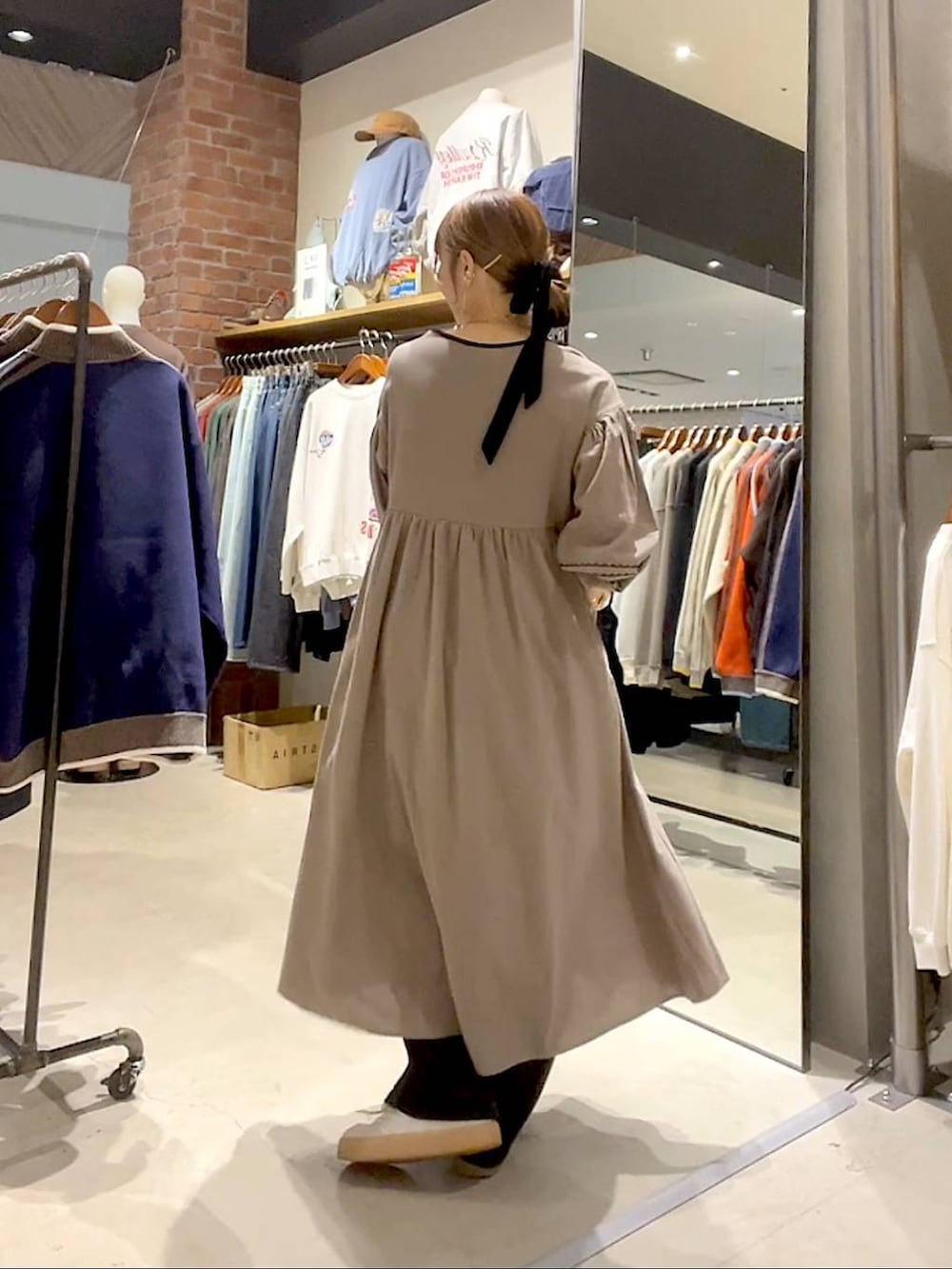 ブラック系のその他パンツ、ブラウン系のワンピースを着用したレディースの秋コーディネートの5枚目の写真