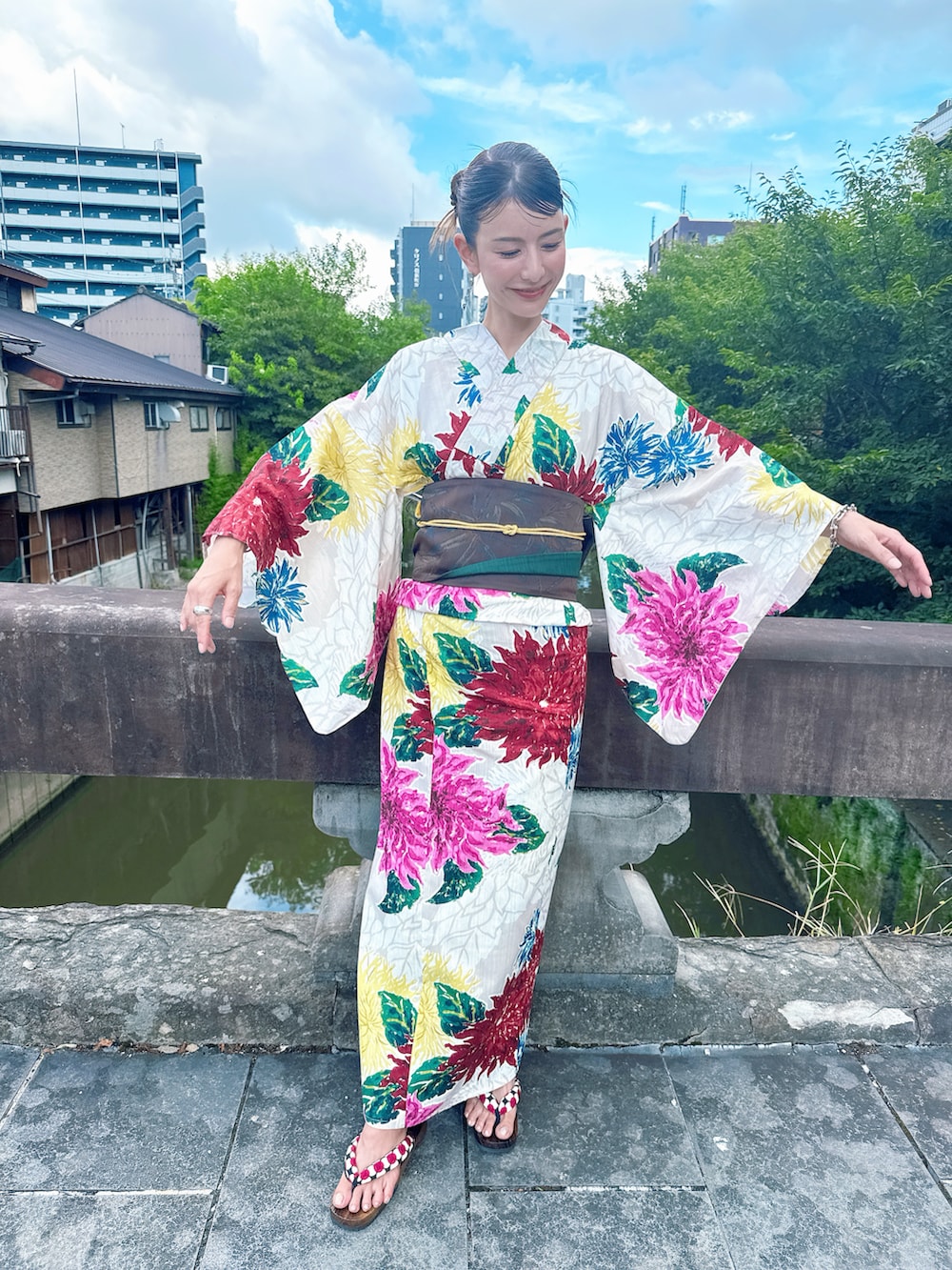 ベージュ系のバッグ、ホワイト系の浴衣を着用したレディースの夏コーディネートの4枚目の写真