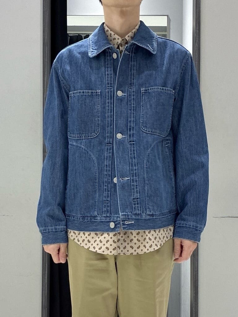 ブルー系のニット/セーター、ブラウン系のドレスシューズ、ブラック系のニット/セーターを着用したメンズの冬コーディネートの4枚目の写真